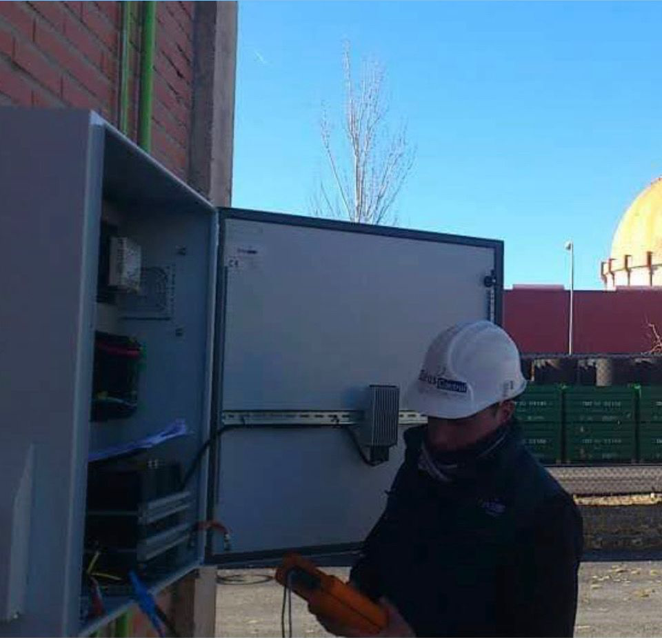 Electricista revisando un cuadro eléctrico durante una intervención