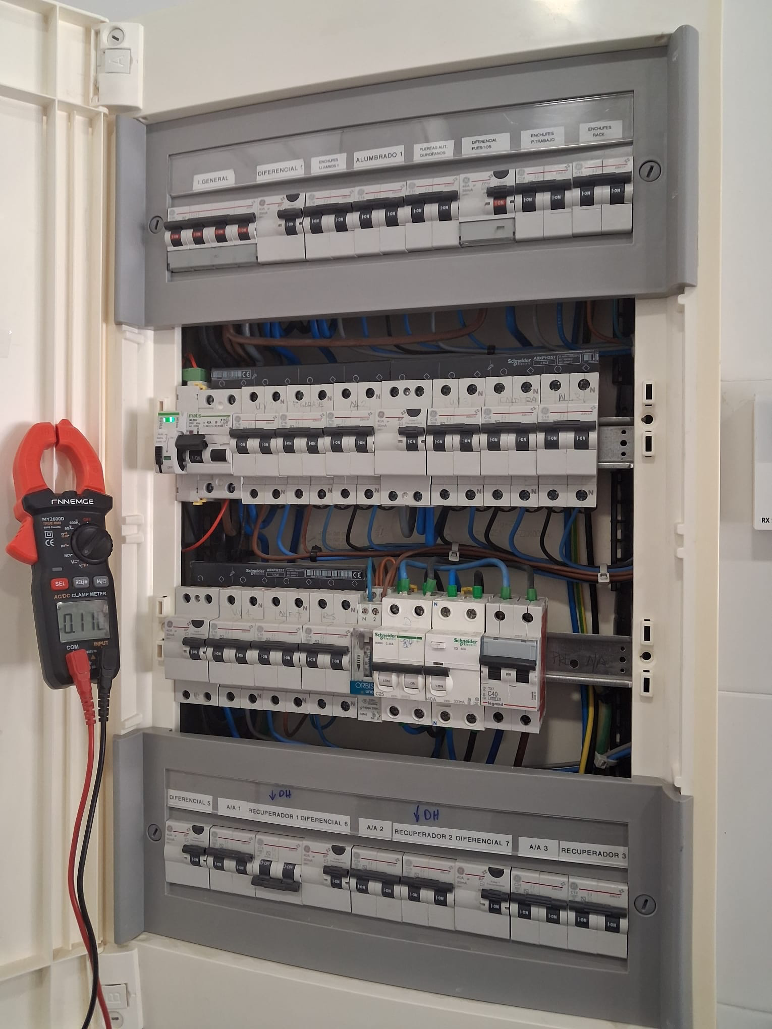 Técnico eléctrico utilizando una herramienta de comprobación